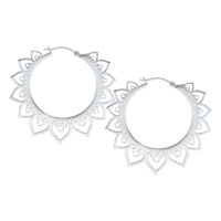 Créoles cœur élégantes en acier inoxydable Deux créoles cœur brillantes en acier inoxydable sur fond blanc
