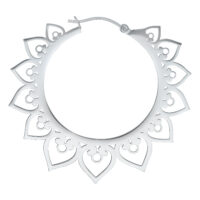 Boucles d'oreilles Hearts élégantes en argent Boucles d'oreilles Hearts en argent avec design détaillé de cœur sur fond blanc