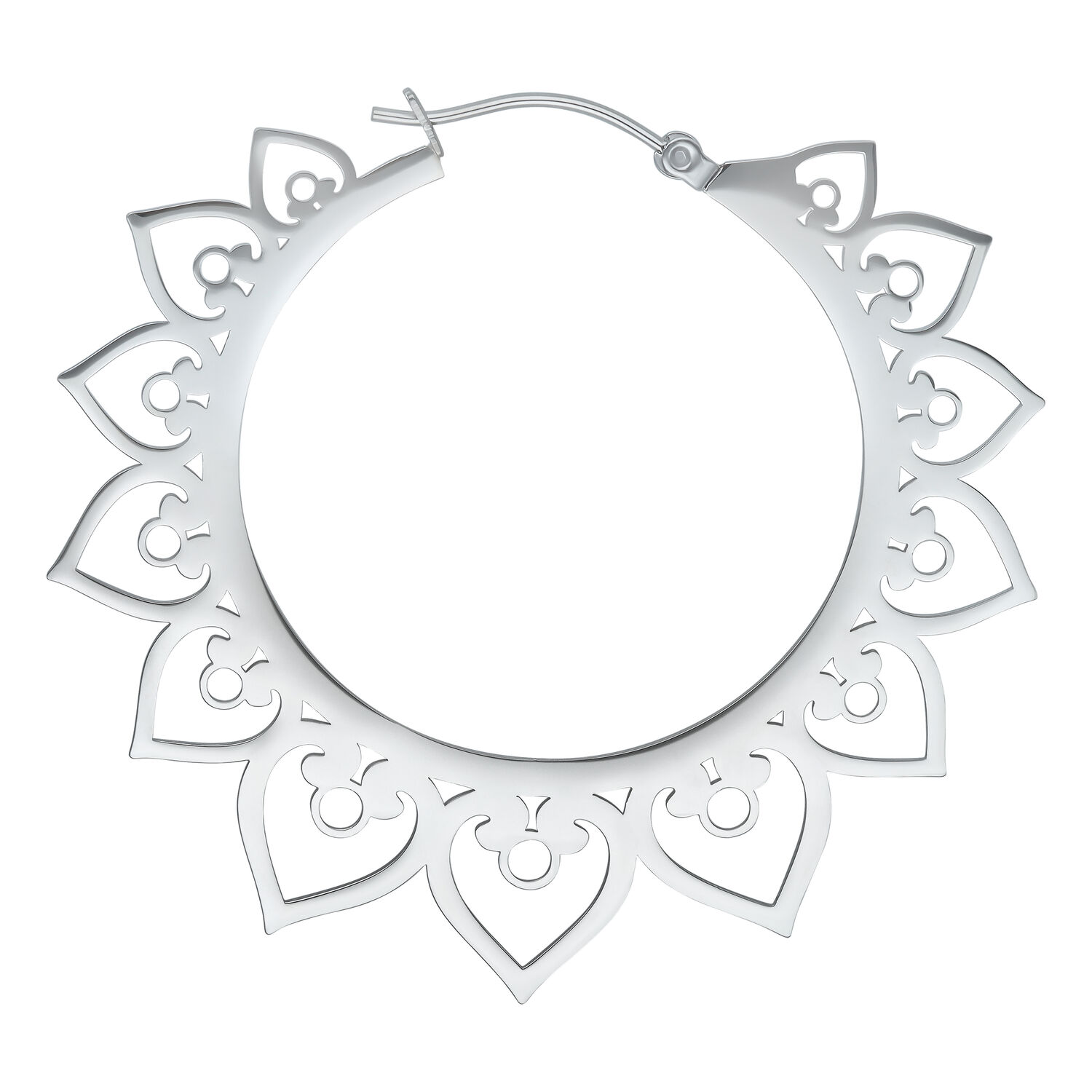 Boucles d'oreilles Hearts élégantes en argent Boucles d'oreilles Hearts en argent avec design détaillé de cœur sur fond blanc