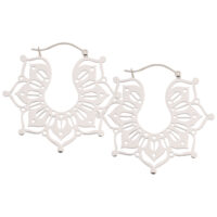 Magnolia Hoops en acier inoxydable blanc Deux boucles d'oreilles en acier inoxydable blanc, délicates, sur fond blanc