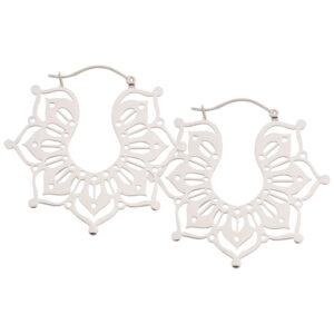 Deux boucles d'oreilles en acier inoxydable blanc, délicates, sur fond blanc