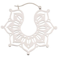 Magnolia Hoops en acier inoxydable argenté Magnolia Hoops argentés en acier inoxydable avec un design délicat sur fond blanc