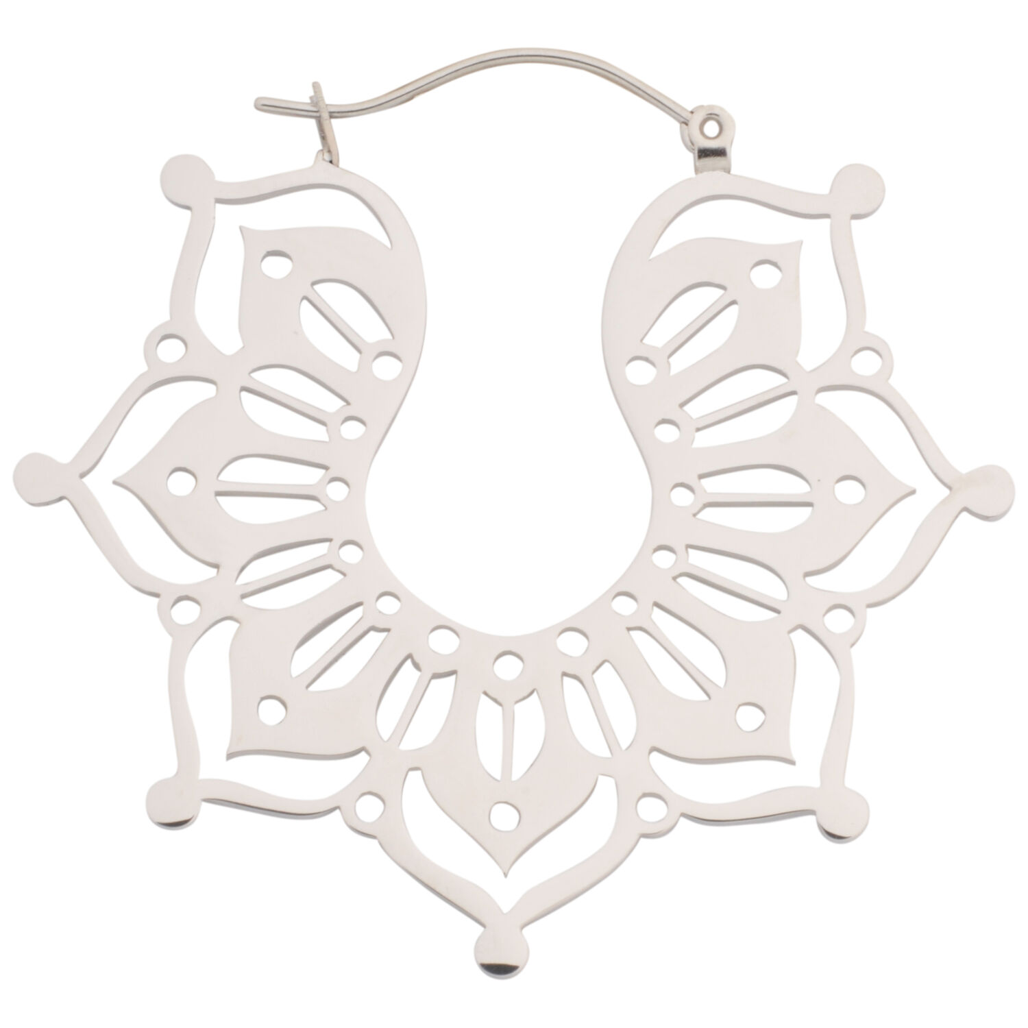 Magnolia Hoops en acier inoxydable argenté Magnolia Hoops argentés en acier inoxydable avec un design délicat sur fond blanc