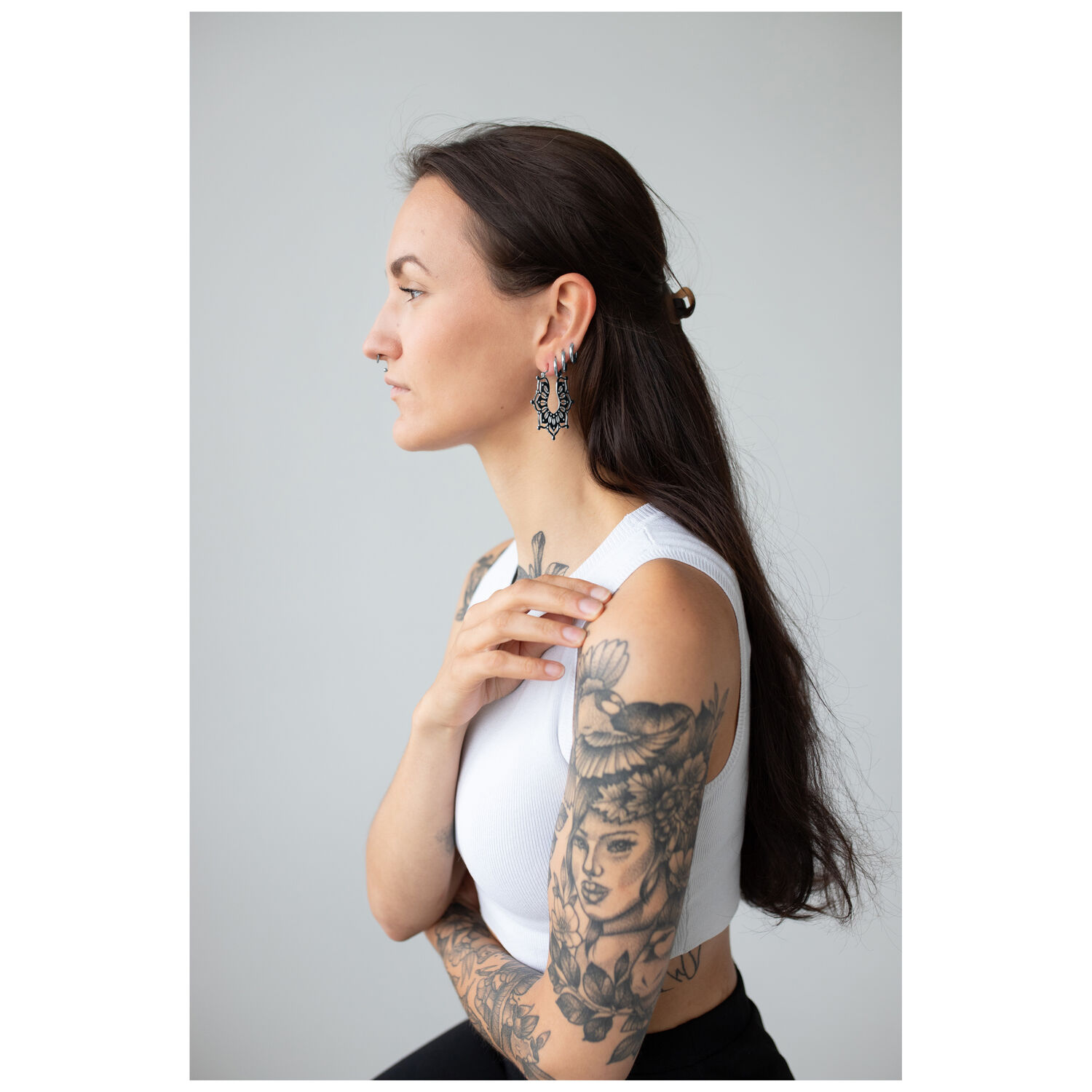 Magnolia Hoops boucles d'oreilles au design élégant Femme avec boucles d'oreilles Magnolia Hoops, acier inoxydable noir sur fond gris