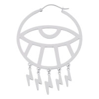 Boucles d'oreilles Thunderflash Eye Hoops argentées Boucle d'oreille argentée au design œil avec pendentifs éclairs sur fond blanc
