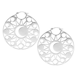 Boucles d'oreilles argentées au design phases de la lune sur fond blanc