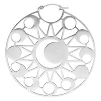 Créoles Moon Eclipse en acier inoxydable, argentées Boucles d'oreilles rondes argentées avec design phases de lune sur fond blanc