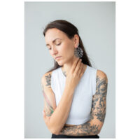 Moon Eclipse Hoops au design élégant Femme avec de grandes boucles d'oreilles rondes en noir et argent, sur fond gris