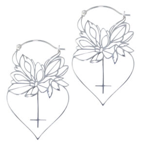 Dahlia Hoops en argent avec motifs floraux sur fond blanc