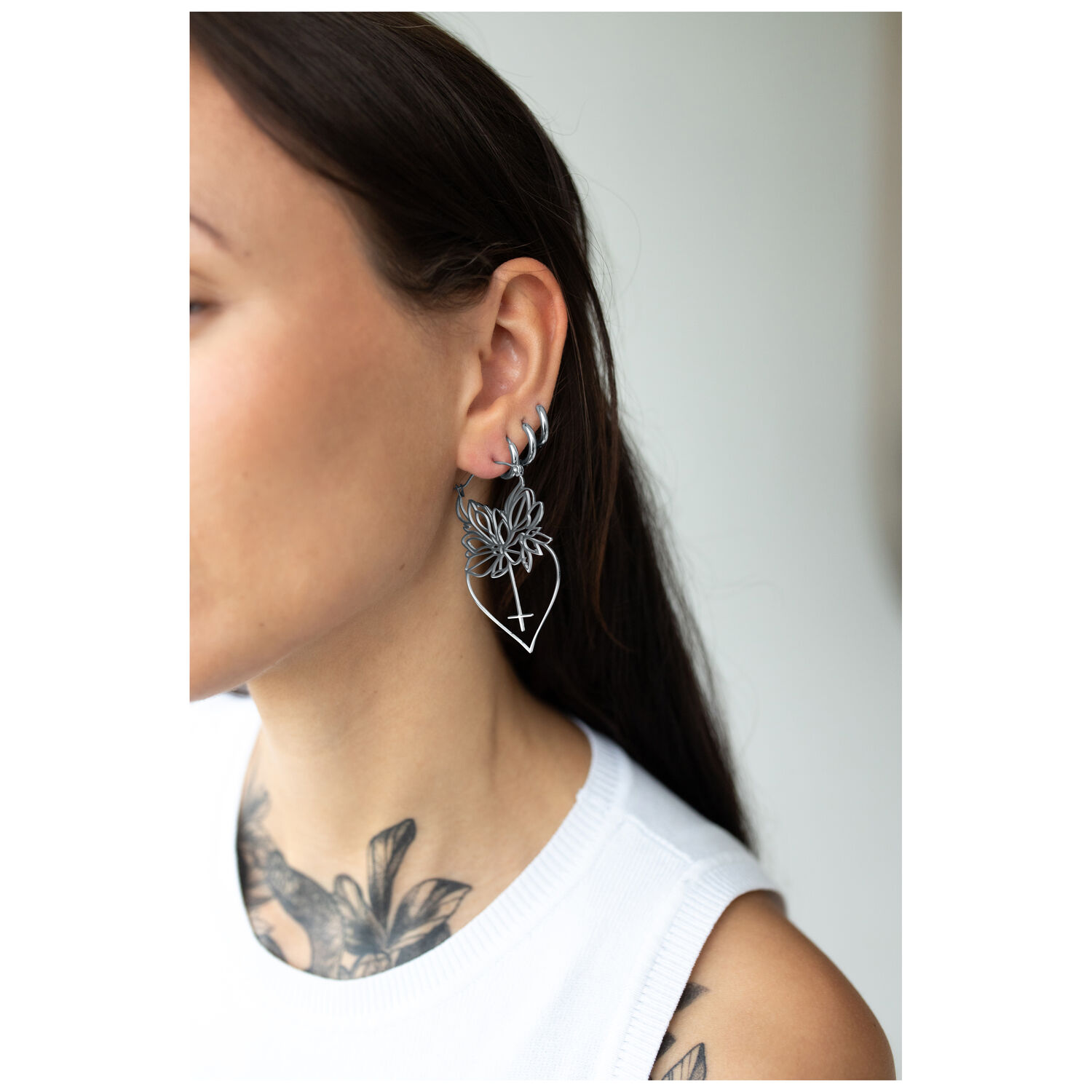Boucles d'oreilles Dahlia Hoops élégantes en noir et argent Femme avec boucles d'oreilles Dahlia Hoops en noir et argent, portrait de profil