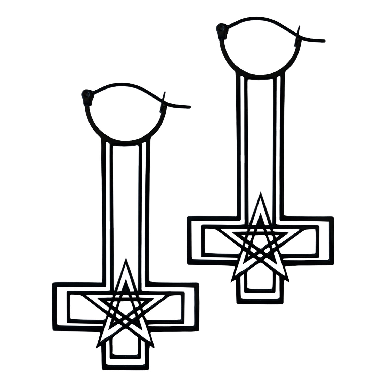 Boucles d'oreilles pentagramme noires en acier chirurgical Deux boucles d'oreilles croix-pentagramme noires en acier chirurgical sur fond blanc