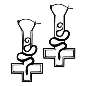 Boucles d'oreilles noires avec motif croix et serpent sur fond blanc