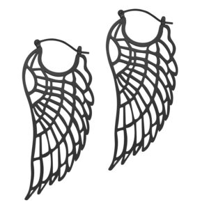 Boucles d'oreilles ailes noires en acier inoxydable poli brillant sur fond blanc