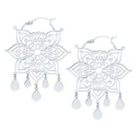 Boucles d'oreilles Mandala argentées en acier inoxydable sur fond blanc