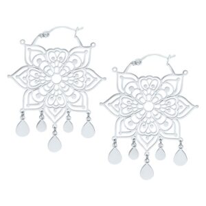 Boucles d'oreilles Mandala argentées en acier inoxydable sur fond blanc