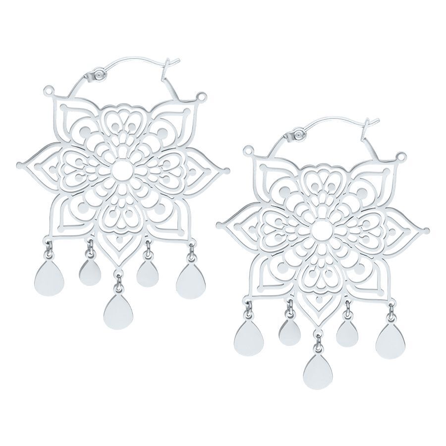 Boucles d'oreilles Mandala argentées en acier inoxydable sur fond blanc