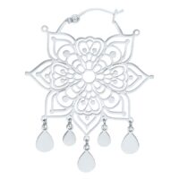 Boucles d'oreilles Mandala argentées en acier chirurgical avec un design délicat sur fond blanc