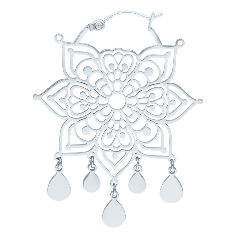 Boucles d'oreilles Mandala argentées en acier chirurgical avec un design délicat sur fond blanc