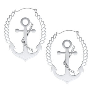 Deux boucles d'oreilles ancre argentées avec design chaîne sur fond blanc