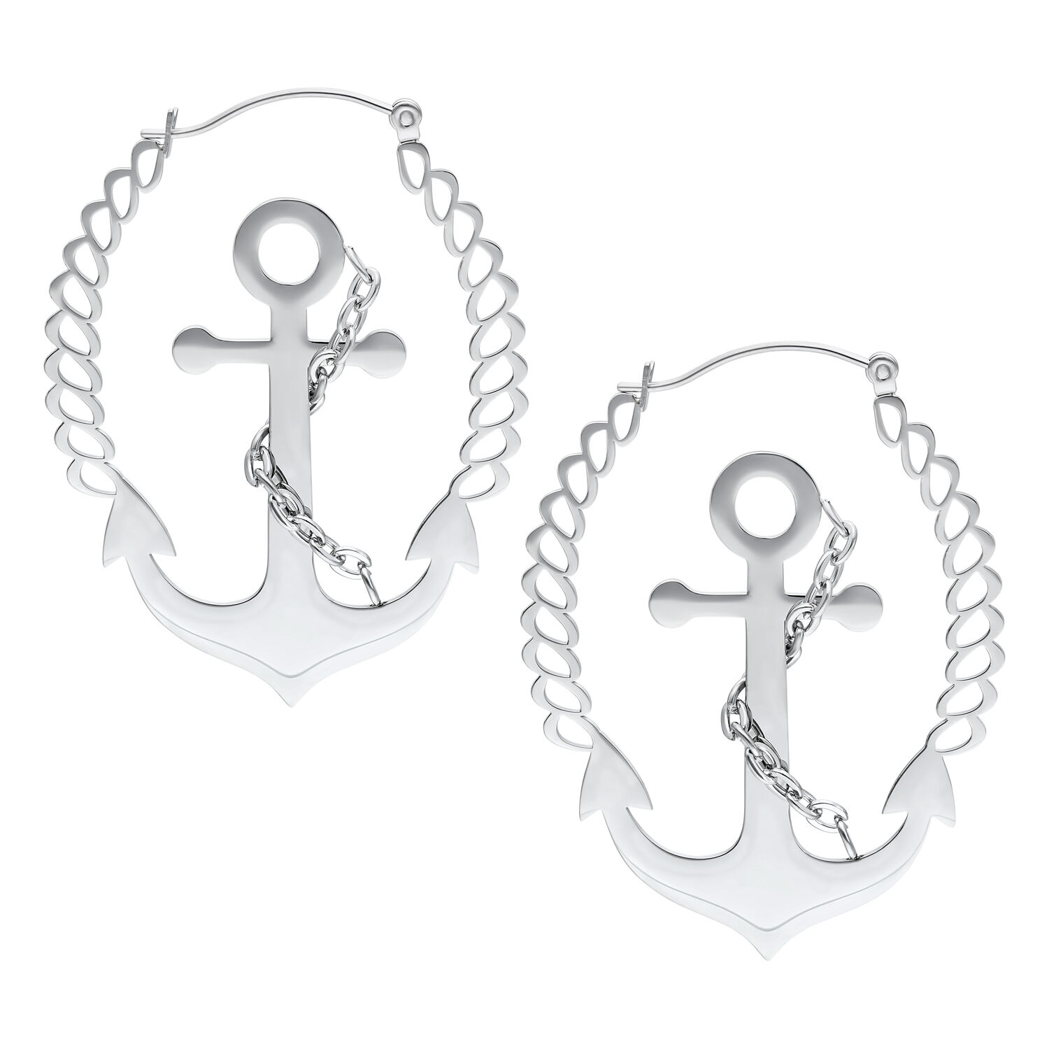 Boucles d'oreilles ancre argentées avec design chaîne Deux boucles d'oreilles ancre argentées avec design chaîne sur fond blanc