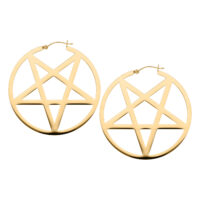 Deux boucles d'oreilles pentagram dorées en acier inoxydable sur fond blanc