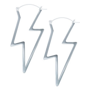 Deux boucles d'oreilles éclair en acier chirurgical argenté sur fond blanc