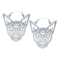 Sphynx Hoops boucles d'oreilles en acier chirurgical Deux boucles d'oreilles Sphynx Hoops argentées avec motif de chat sur fond blanc