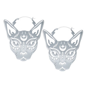 Deux boucles d'oreilles Sphynx Hoops argentées avec motif de chat sur fond blanc