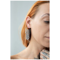 Boucles d'oreilles Khamsa Hoops en argent Femme avec boucles d'oreilles Khamsa Hoops en acier chirurgical argenté sur fond clair