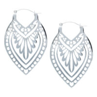 Paire de créoles Creek en argent avec motif délicat sur fond blanc