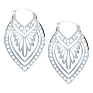 Paire de créoles Creek en argent avec motif délicat sur fond blanc