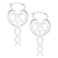 Boucles d'oreilles Nagini Hoops en acier chirurgical Deux boucles d'oreilles Nagini Hoops argentées avec motif de serpent et pentagramme sur fond blanc