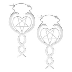 Deux boucles d'oreilles Nagini Hoops argentées avec motif de serpent et pentagramme sur fond blanc