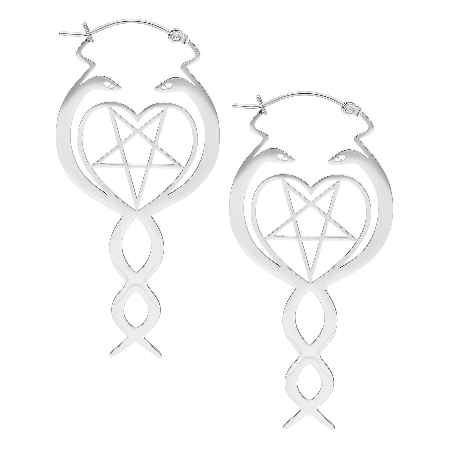 Boucles d'oreilles Nagini Hoops en acier chirurgical Deux boucles d'oreilles Nagini Hoops argentées avec motif de serpent et pentagramme sur fond blanc