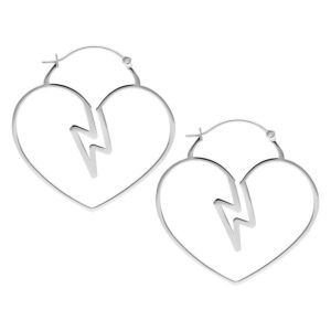 Boucles d'oreilles en forme de cœur argentées avec motif éclair sur fond blanc