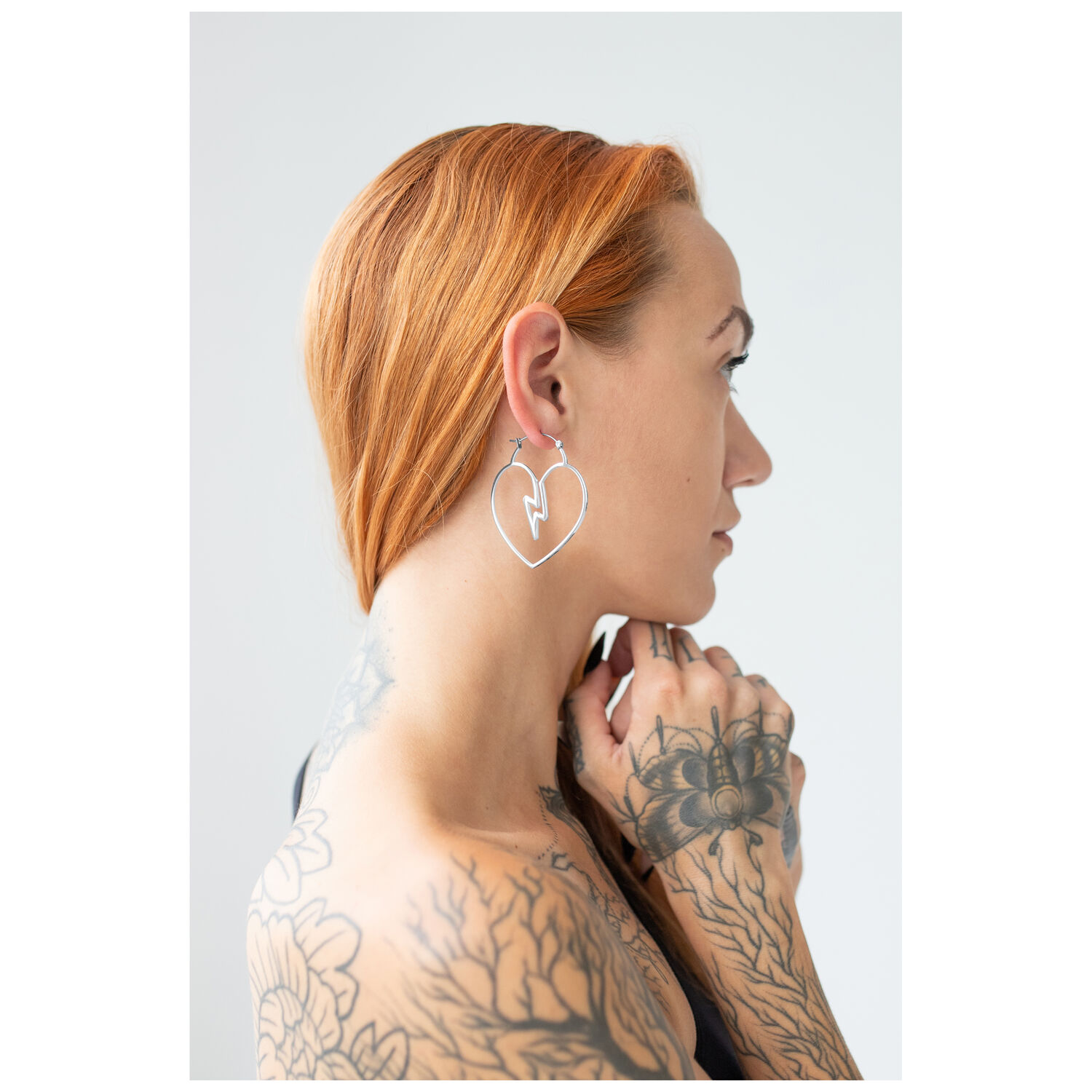 Boucles d'oreilles cœur en acier chirurgical argenté Femme avec boucles d'oreilles cœur en acier chirurgical argenté, profil latéral