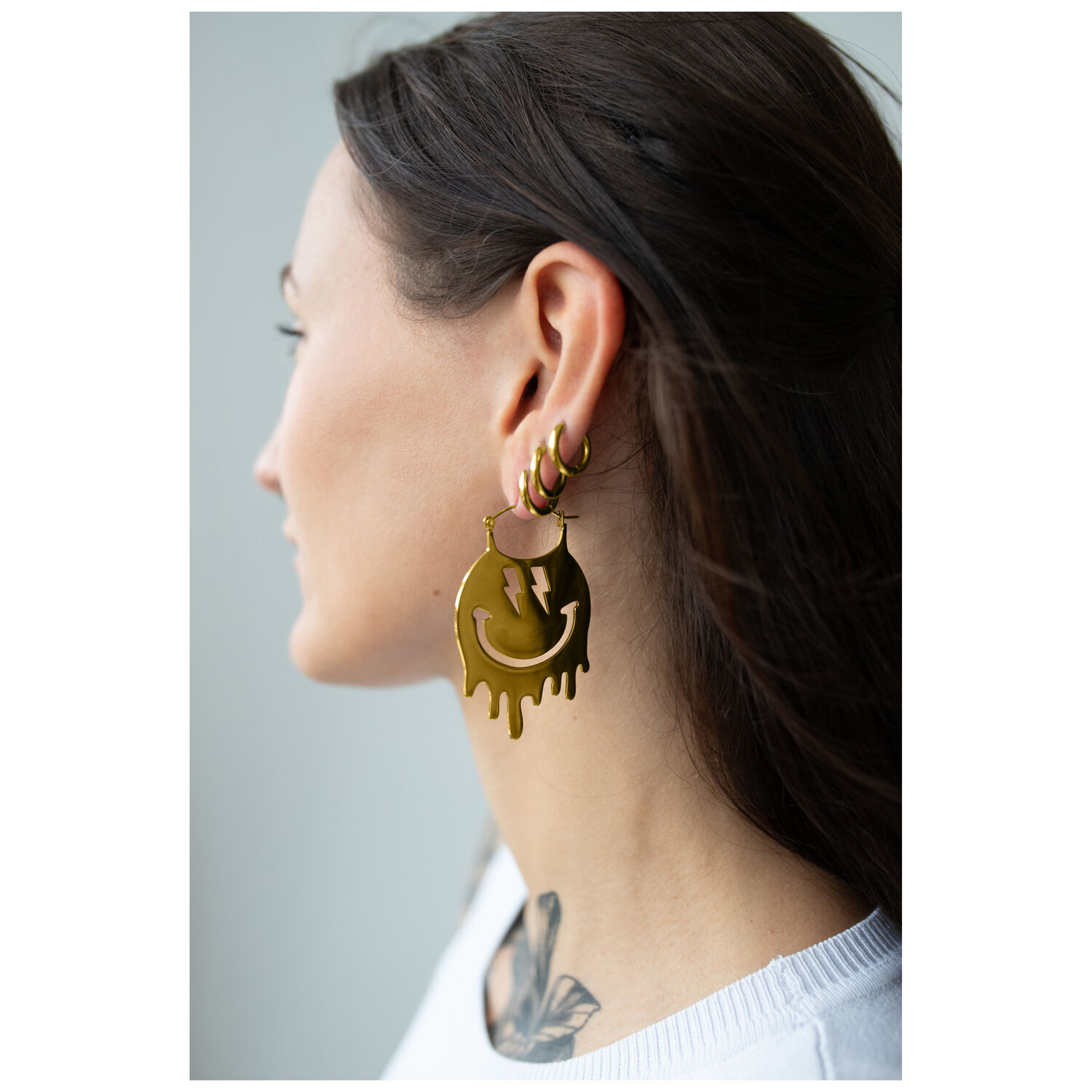 Smiley Big Hoops en or à l'oreille Femme avec des boucles d'oreilles Smiley Big Hoops en métal doré