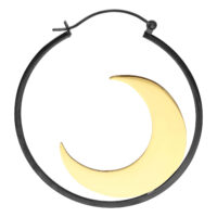 Mangata Hoops en noir et or Boucles d'oreilles Mangata Hoops noires et dorées avec design de demi-lune sur fond blanc