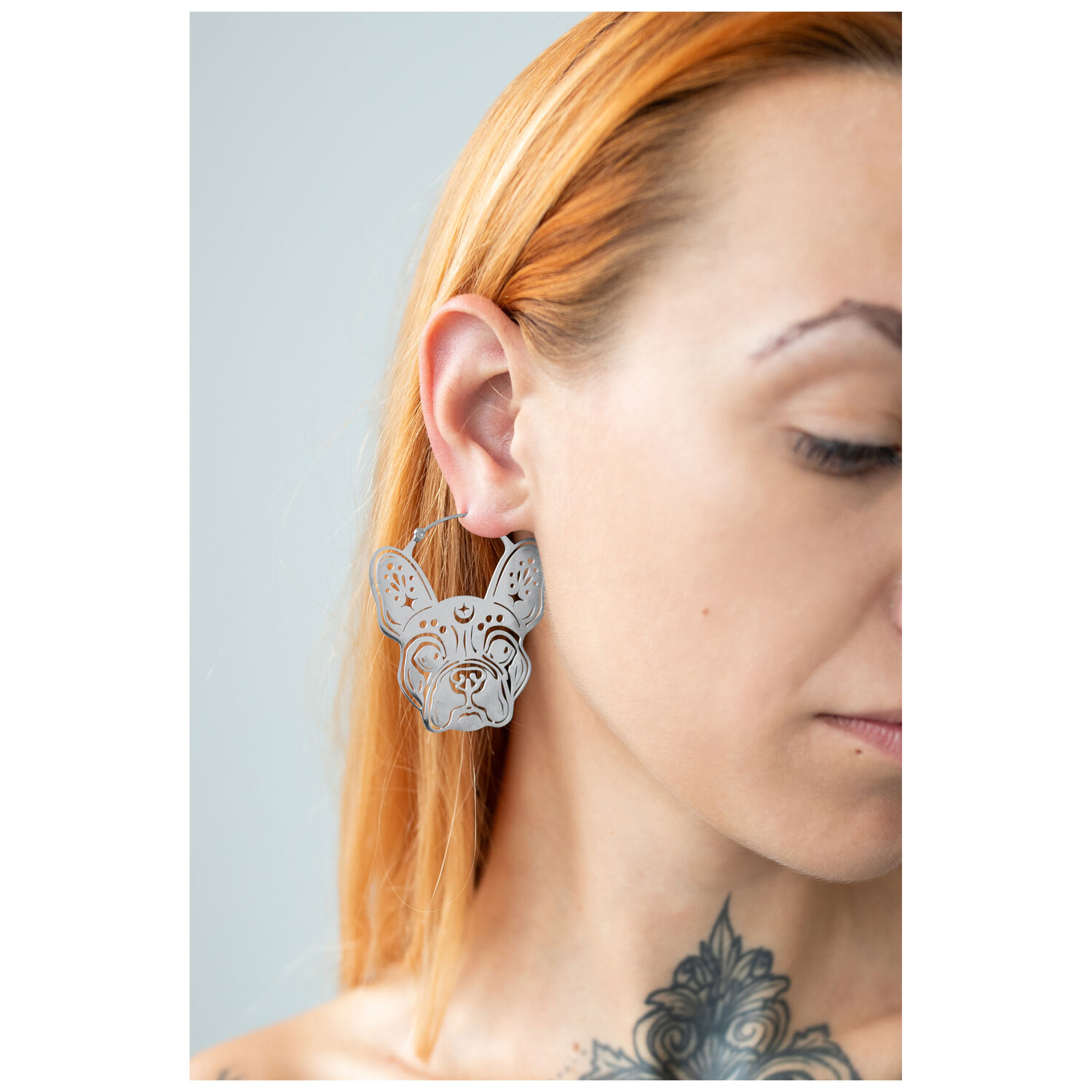 Boucles d'oreilles Bulldog Hoops en argent Boucles d'oreilles Bulldog en argent sur l'oreille d'une femme aux cheveux clairs et tatouage