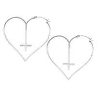 Boucles d'oreilles Cross Heart Hoops argentées Boucles d'oreilles en forme de cœur avec croix argentées, sur fond blanc