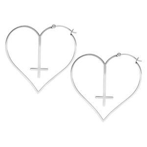 Boucles d'oreilles en forme de cœur avec croix argentées, sur fond blanc