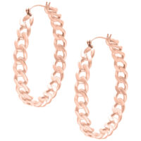 Boucles d'oreilles Curbchain élégantes en or rose Deux boucles d'oreilles Curbchain brillantes en or rose sur fond blanc