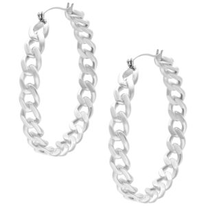 Créoles Curbchain en argent en acier chirurgical avec fermoir à clip sur fond blanc
