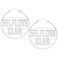 Créoles Selflove Club en acier inoxydable argentées Boucles d'oreilles argentées avec l'inscription 'Selflove Club' sur fond blanc