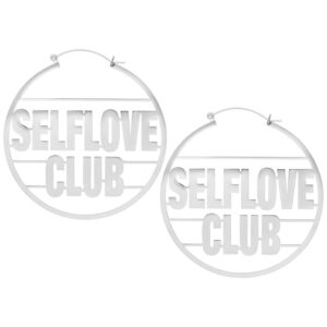 Boucles d'oreilles argentées avec l'inscription 'Selflove Club' sur fond blanc