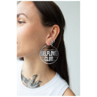Boucles d'oreilles Selflove Club Hoops argentées Boucles d'oreilles Selflove Club Hoops argentées portées à l'oreille, gros plan