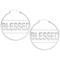 Créoles Blessed argentées en acier inoxydable Créoles argentées avec inscription 'Blessed' sur fond blanc