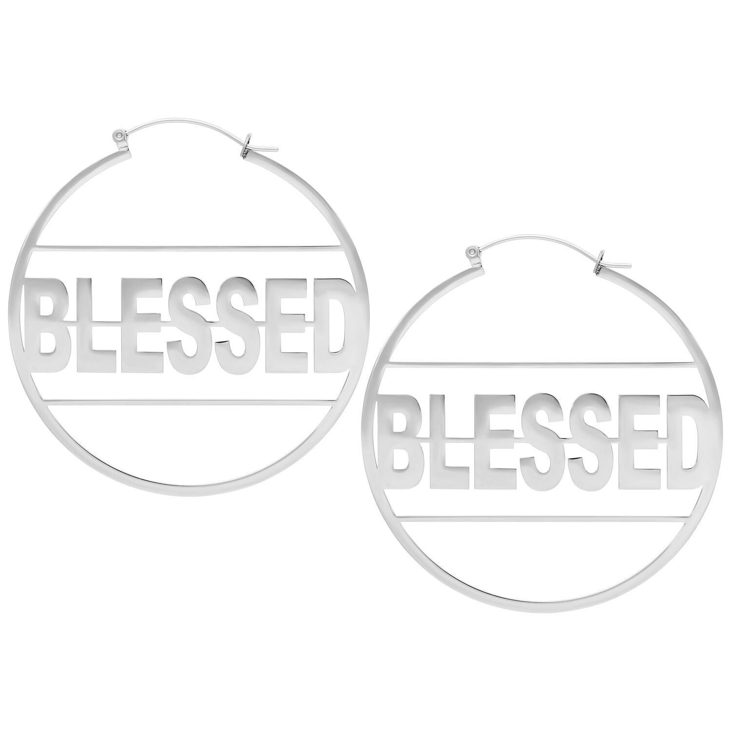Créoles Blessed argentées en acier inoxydable Créoles argentées avec inscription 'Blessed' sur fond blanc