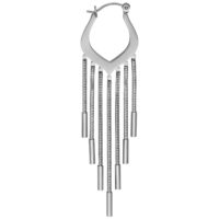 Boucles d'oreilles créoles chaîne serpent argentées Boucles d'oreilles argentées avec design chaîne serpent sur fond blanc