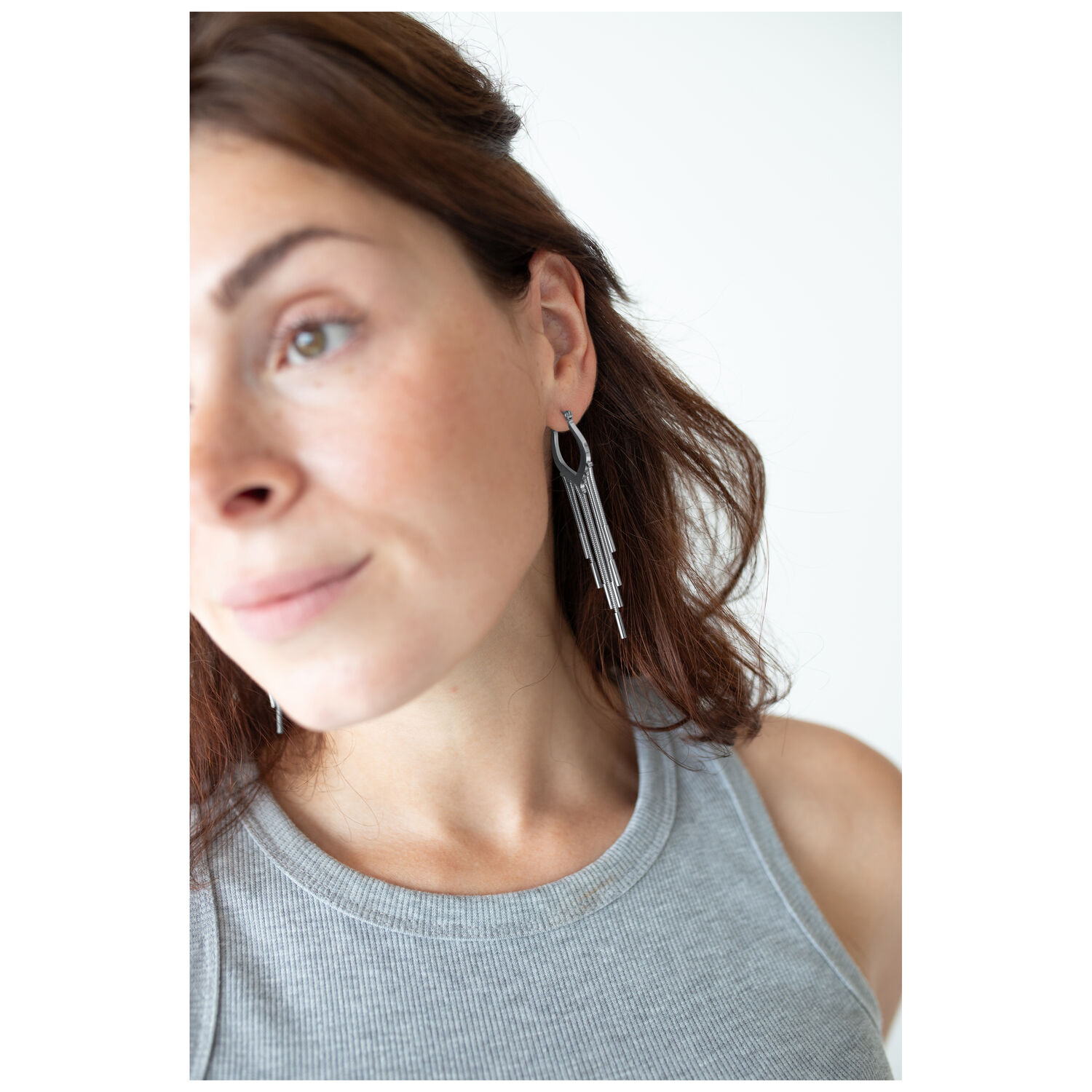 Créoles Snakechain élégantes en argent Femme avec créoles Snakechain en argent sur fond blanc